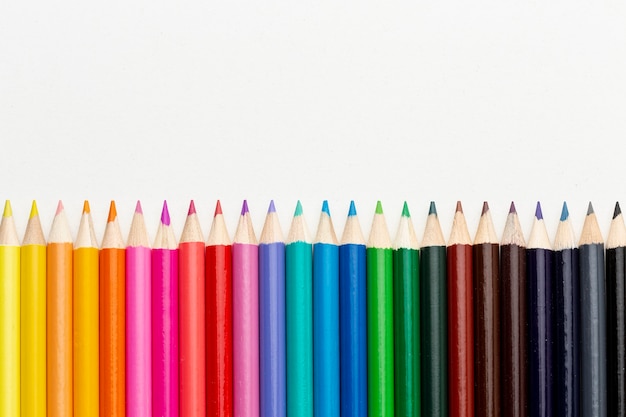 Plat leggen van kleurrijke potloden met kopie ruimte