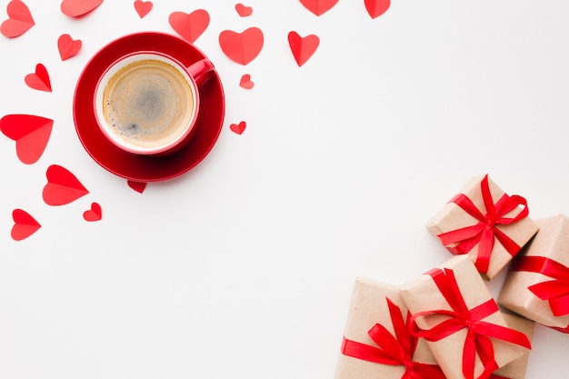 Gratis foto plat leggen van koffie en geschenken voor valentijnsdag