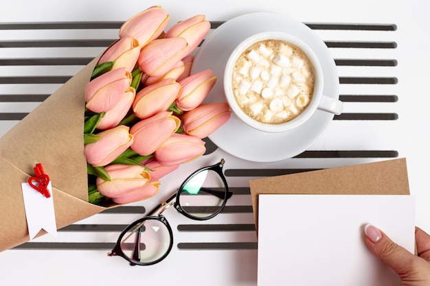 Plat leggen van kopje marshmallows met tulpen en glazen