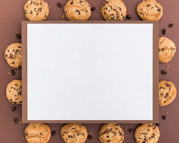 Gratis foto plat leggen van leeg menu met cookies