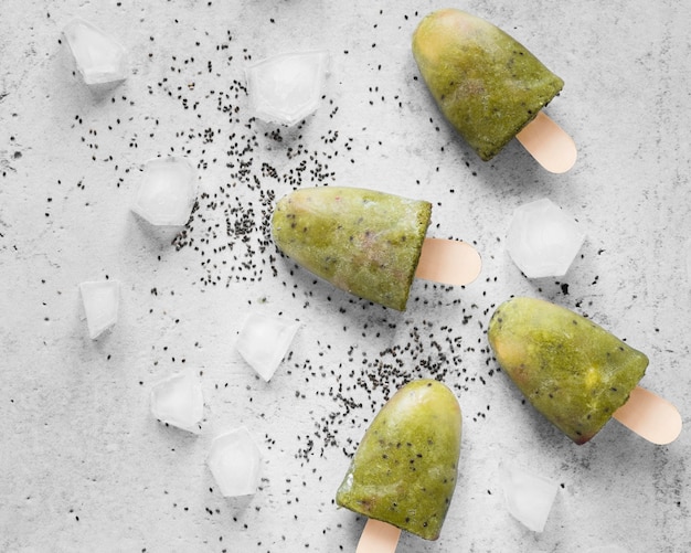 Gratis foto plat leggen van lekkere ijslollys met maanzaad en ijs