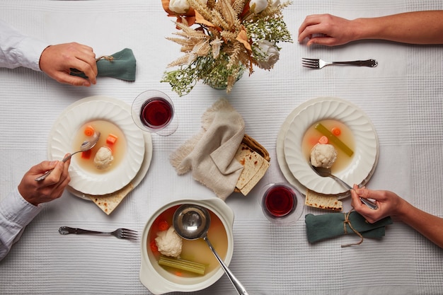 Gratis foto plat leggen van mensen die een feest hebben voor de eerste dag van pesach seder