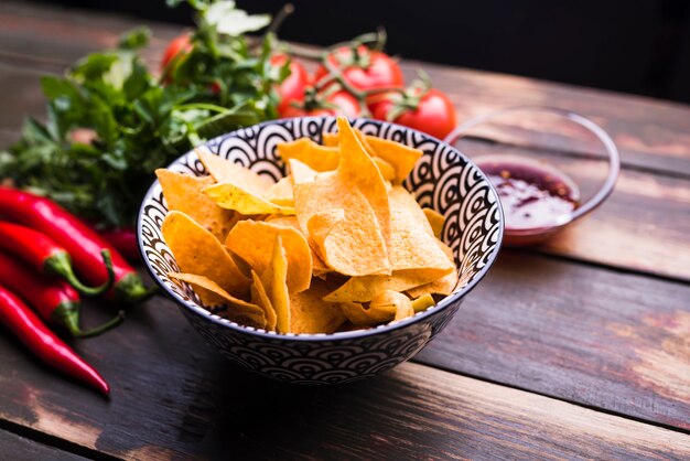 Plat leggen van nachos, groenten en ketchup