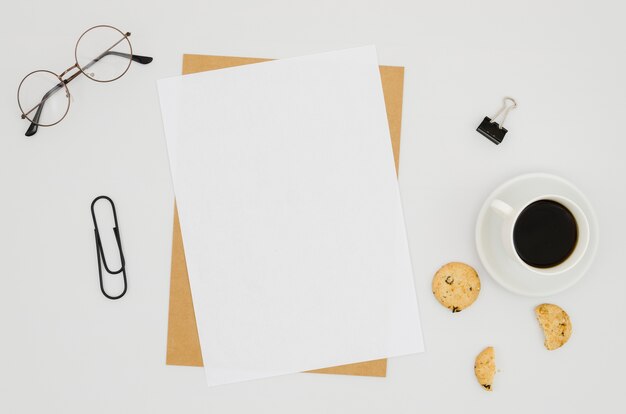 Plat leggen van papier mockup op de werkruimte
