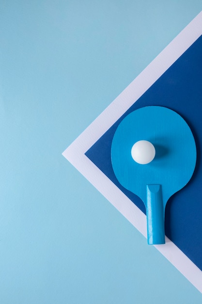 Gratis foto plat leggen van pingpongbal en peddel