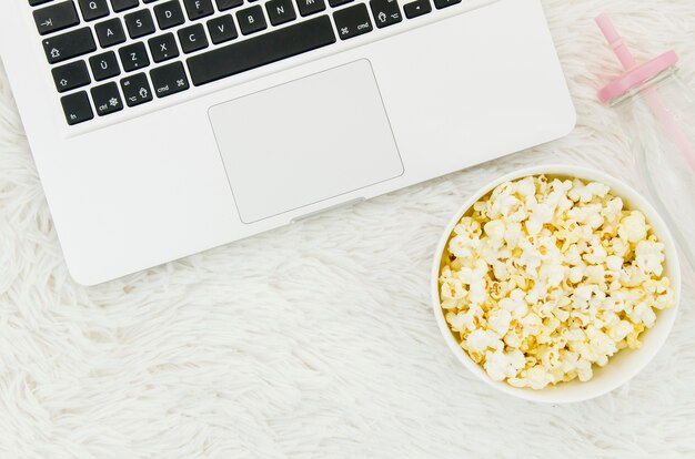 Plat leggen van popcorn en laptop voor bioscoopconcept