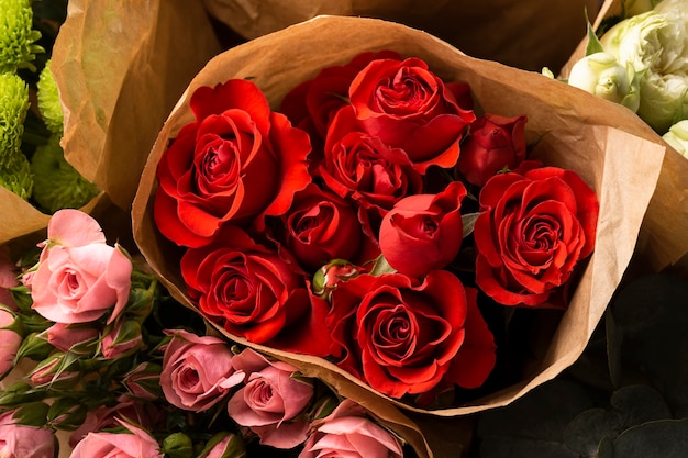 Plat leggen van prachtig bloeiende kleurrijke roze bloemen