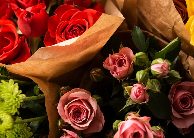 Plat leggen van prachtig bloeiende kleurrijke roze bloemen