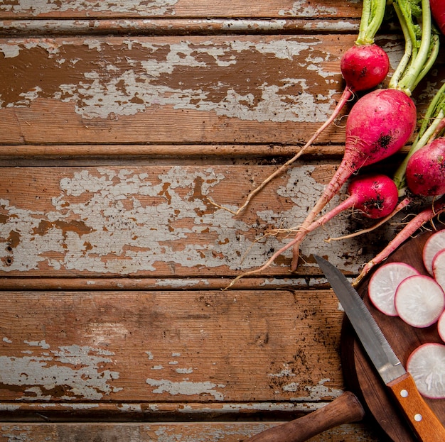 Gratis foto plat leggen van radijs met kopie ruimte