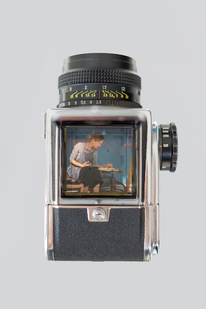 Plat leggen van retro camera met kunstenaar