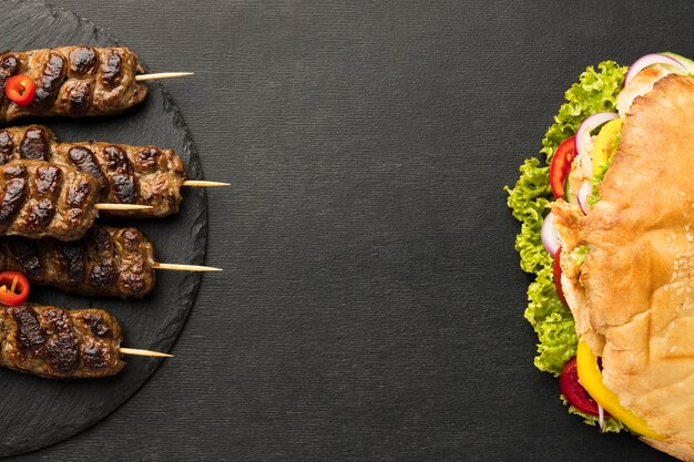 Plat leggen van smakelijke kebabs met kopie ruimte