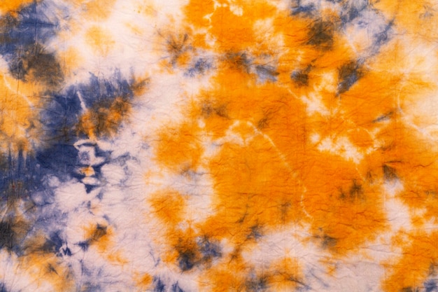 Plat leggen van tie-dye stof