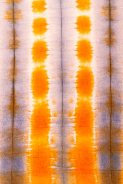 Plat leggen van tie-dye textiel