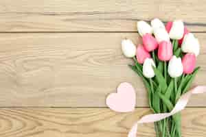Gratis foto plat leggen van tulpenboeket met hart
