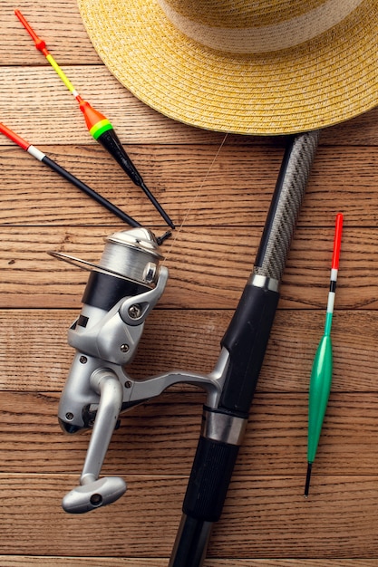 Gratis foto plat leggen van vissen essentials met hoed en hengel