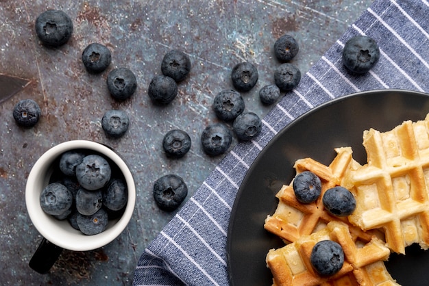 Gratis foto plat leggen van wafels en bosbessen op plaat