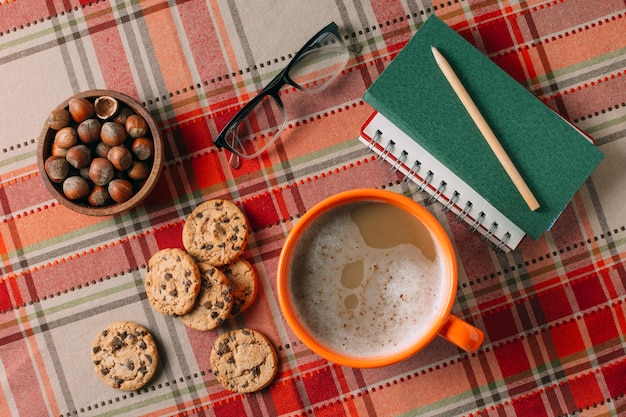 Gratis foto plat leggen van warme chocholate en koekjes op kasjmier achtergrond