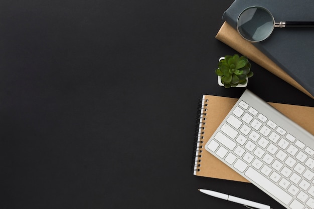 Plat leggen van werkruimte met laptop en toetsenbord