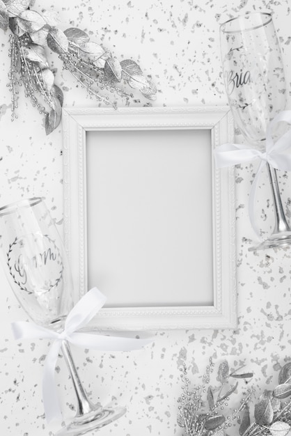 Plat leggen van witte bruiloft frame