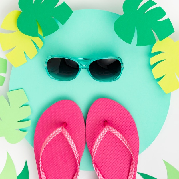 Gratis foto plat leggen van zomer concept met slippers