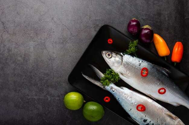 Plat liggende frame met vis en groenten