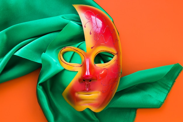 Plat masker voor carnaval op stof