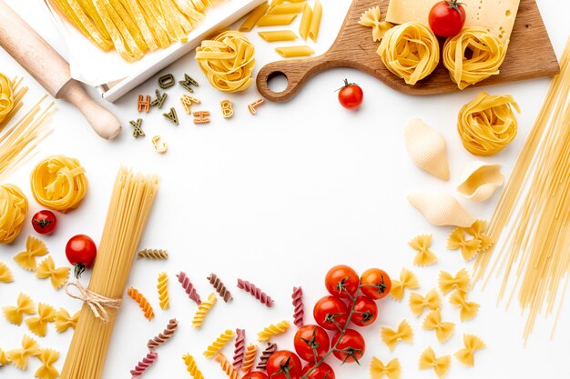 Plat ongekookte pastamix met tomaten en harde kaas
