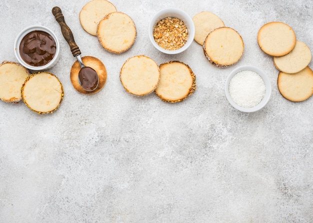 Gratis foto plat ontwerp van heerlijke alfajores met kopie ruimte