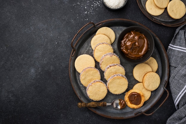 Plat ontwerp van heerlijke alfajores met kopie ruimte