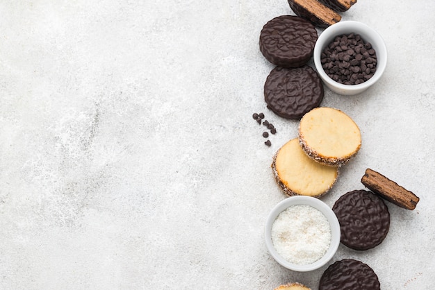 Plat ontwerp van heerlijke alfajores met kopie ruimte