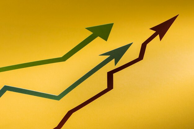 Plat papier pijl die de economische groei aangeeft