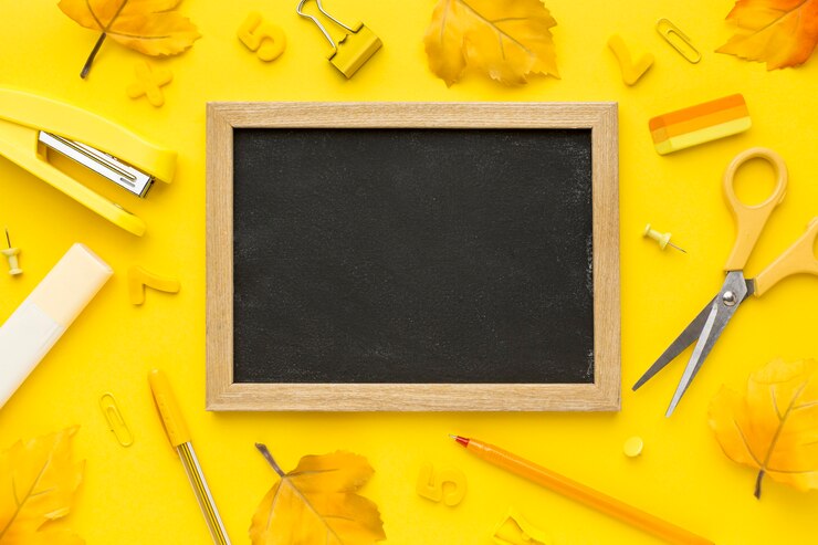 Gratis Foto plat terug van schoolbenodigdheden met schoolbord en schaar