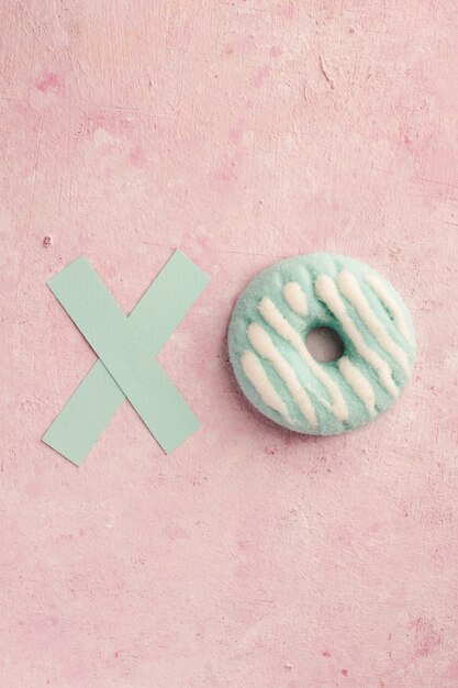 Plat van geglazuurde donut met de letter x