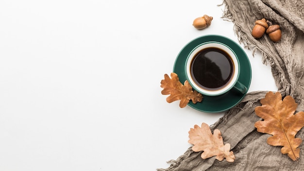 Plat van herfstbladeren met koffiekopje en kopie ruimte