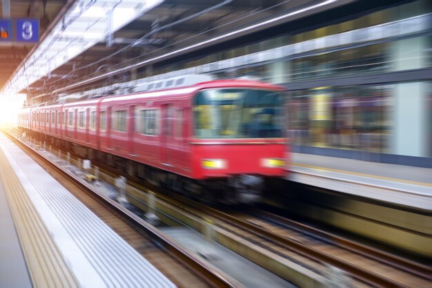 Platform met trein in beweging