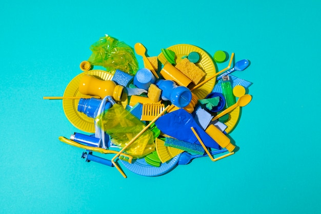 Platliggend arrangement van plastic voorwerpen