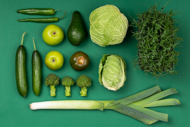 Platliggend arrangement voor groen fruit en groenten