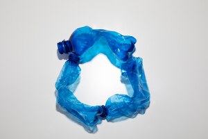 Platliggend blauw plastic flessenarrangement