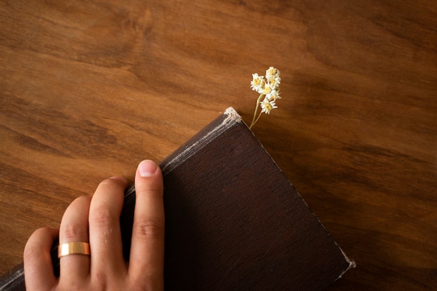 Platliggend boek met bloemenbladwijzer