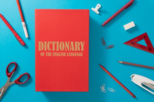 Platliggend Engels woordenboek en potloden