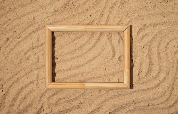 Platliggend houten frame op zand