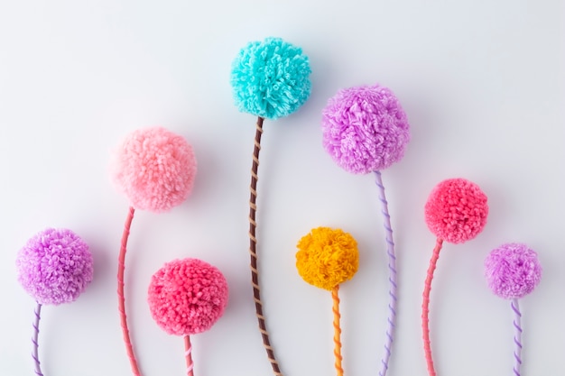 Gratis foto platliggend kleurrijk pom poms arrangement