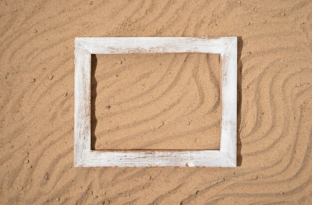 Platliggend oud frame op zand