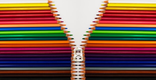 Platliggend shot van kleurrijke potloden op een wit oppervlak