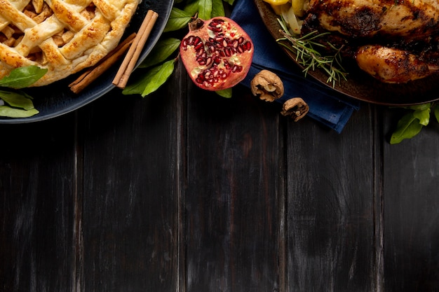 Platliggend Thanksgiving-voedselrandassortiment met kopieerruimte