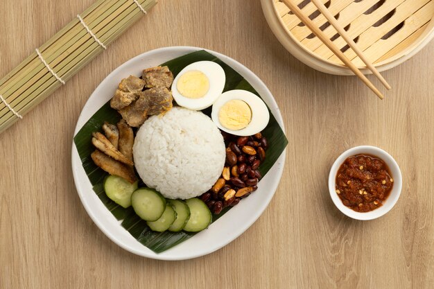 Platliggend traditioneel nasi lemak maaltijdassortiment