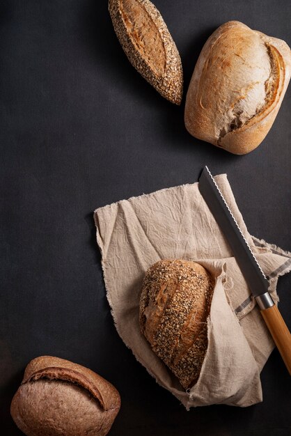 Platliggend veganistisch gebakken productenarrangement