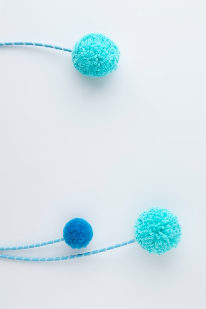 Platliggende blauwe pom poms met kopieerruimte