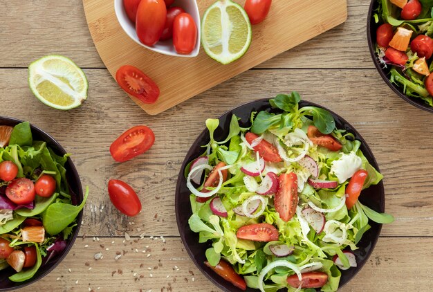 Platliggende borden met salades
