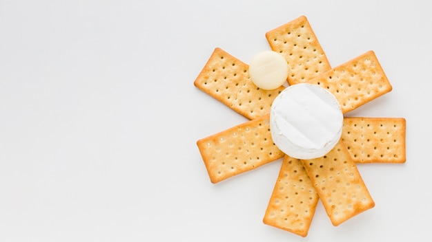 Platliggende camembert op crackers